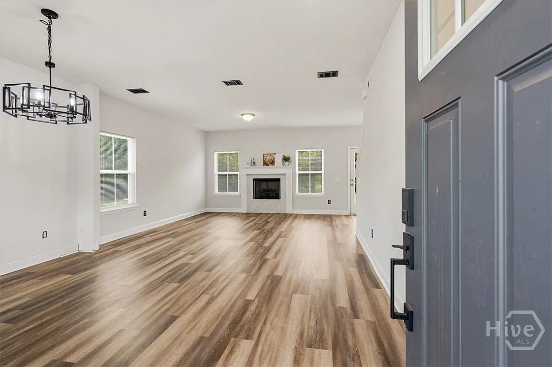 4 bed, 2.5 bath, 2035 sqft, $2,100 — Photo 3