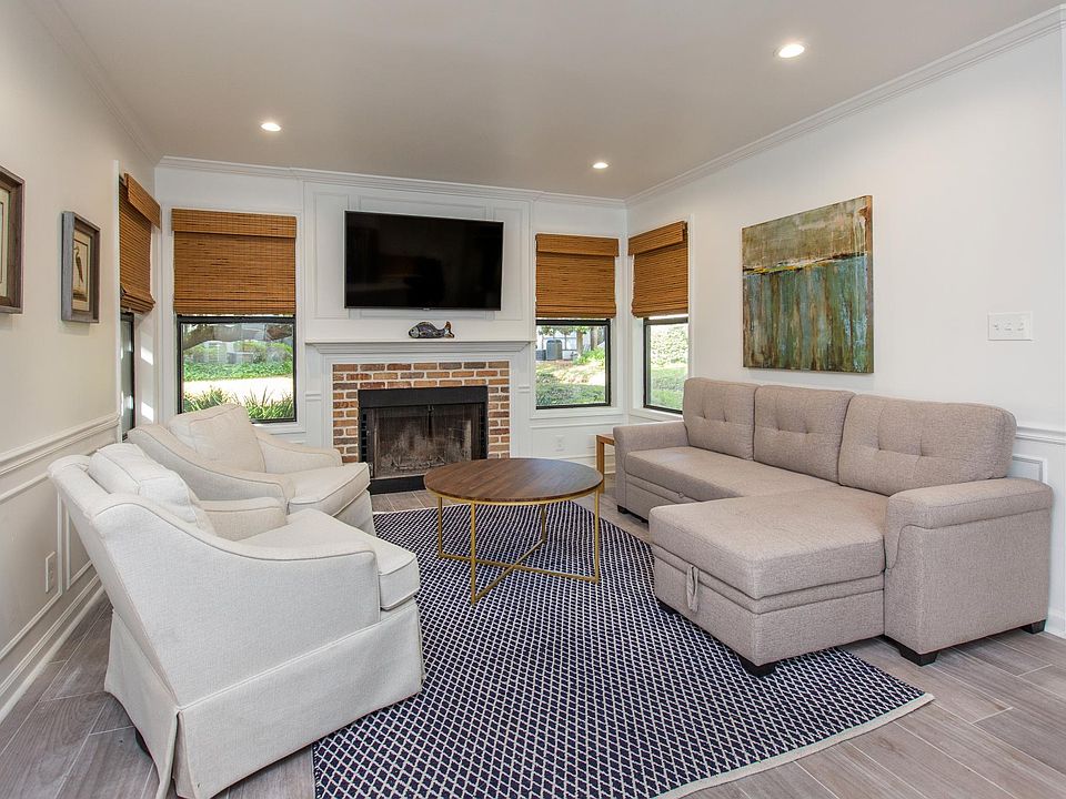 1st image of 413 Harbour Oaks Dr #413