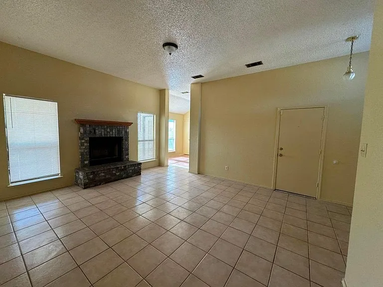 2404 Bluebonnet Dr — Photo 20