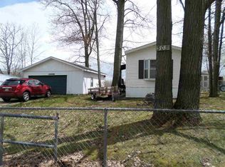 305 Magellan Ave, Houghton Lake, MI 48629