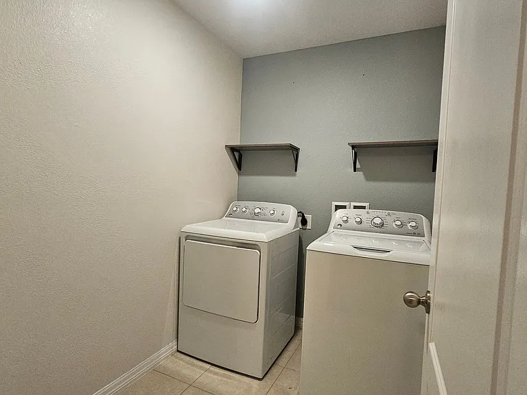 233 Primrose Dr — Photo 11