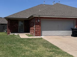 927 SW 37th St, Moore, OK 73160