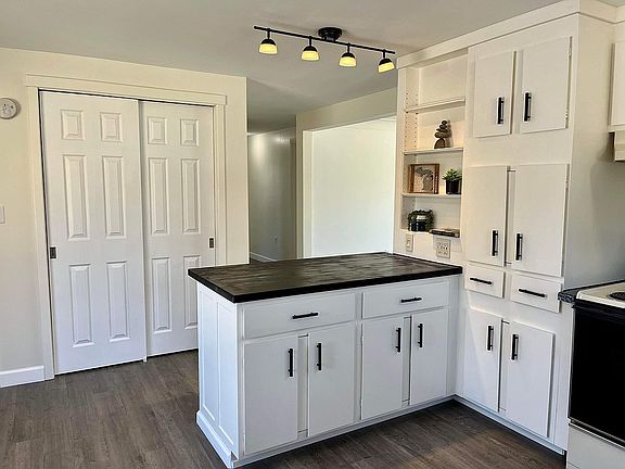 Kitchen w/pantry and bar