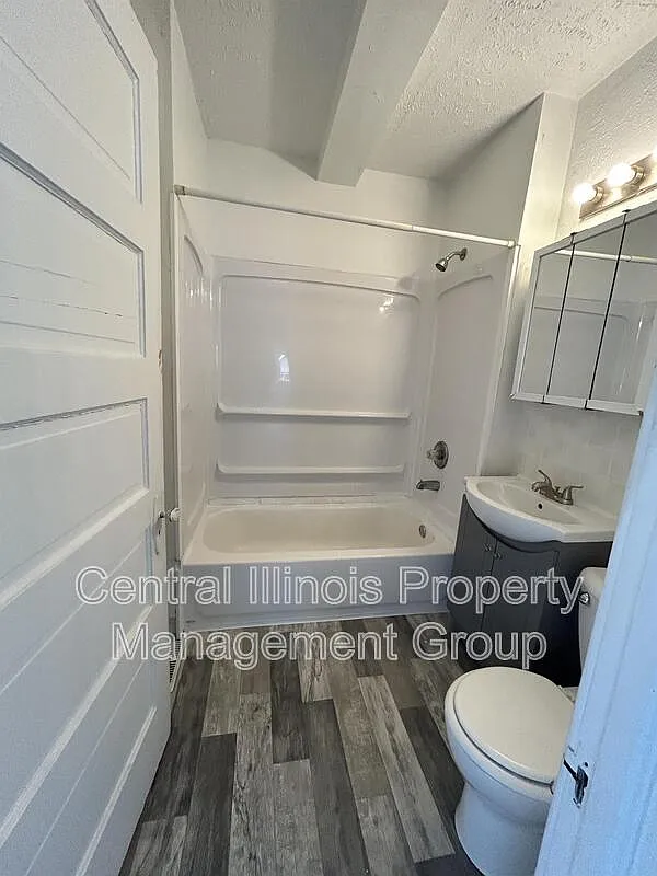 3 bed, 1.0 bath, 900 sqft, $1,095 — Photo 2
