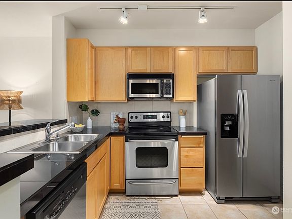 4th image of 2901 NE Blakeley St APT 421