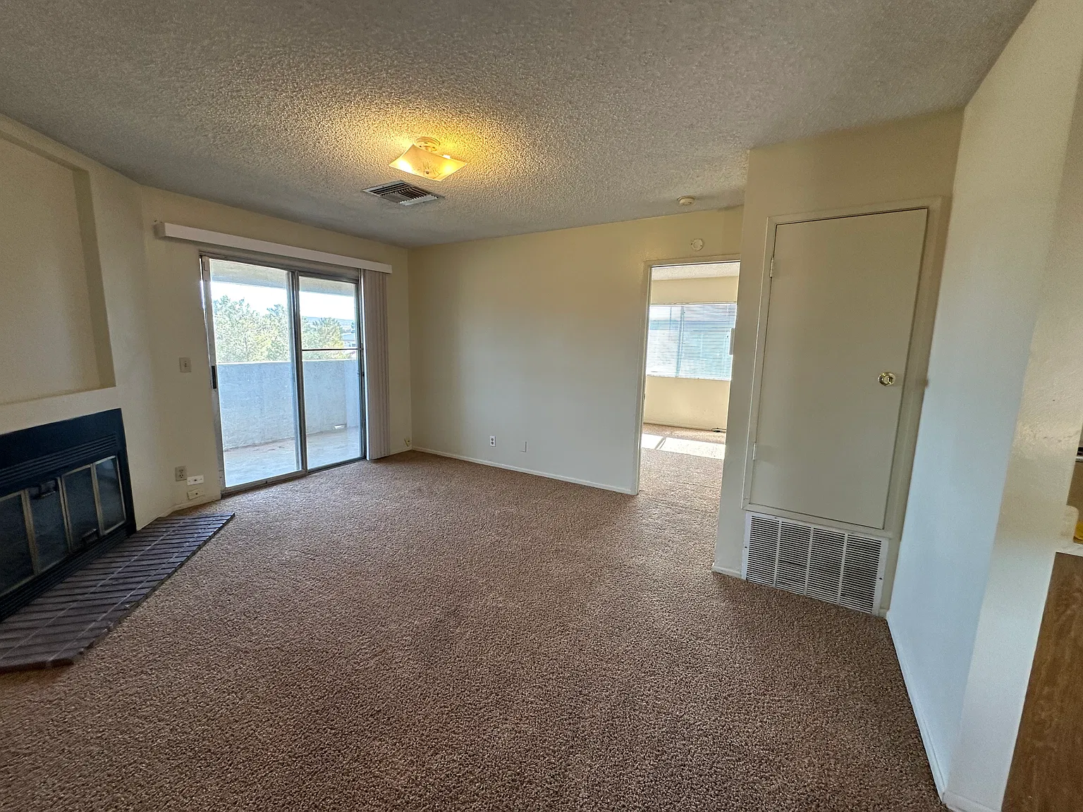 2 bed, 994 sqft, $900 — Photo 4