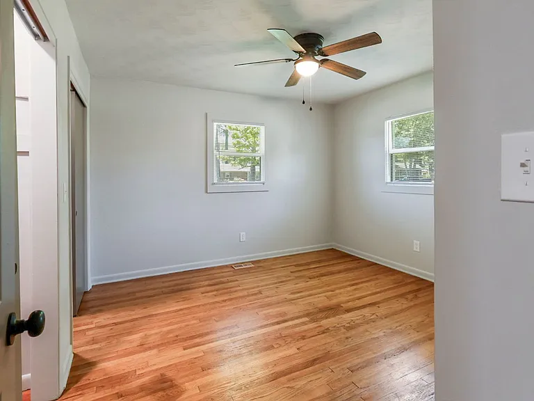 614 Holland Ct SW — Photo 10