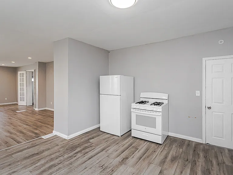 315 Eastern Ave — Photo 4