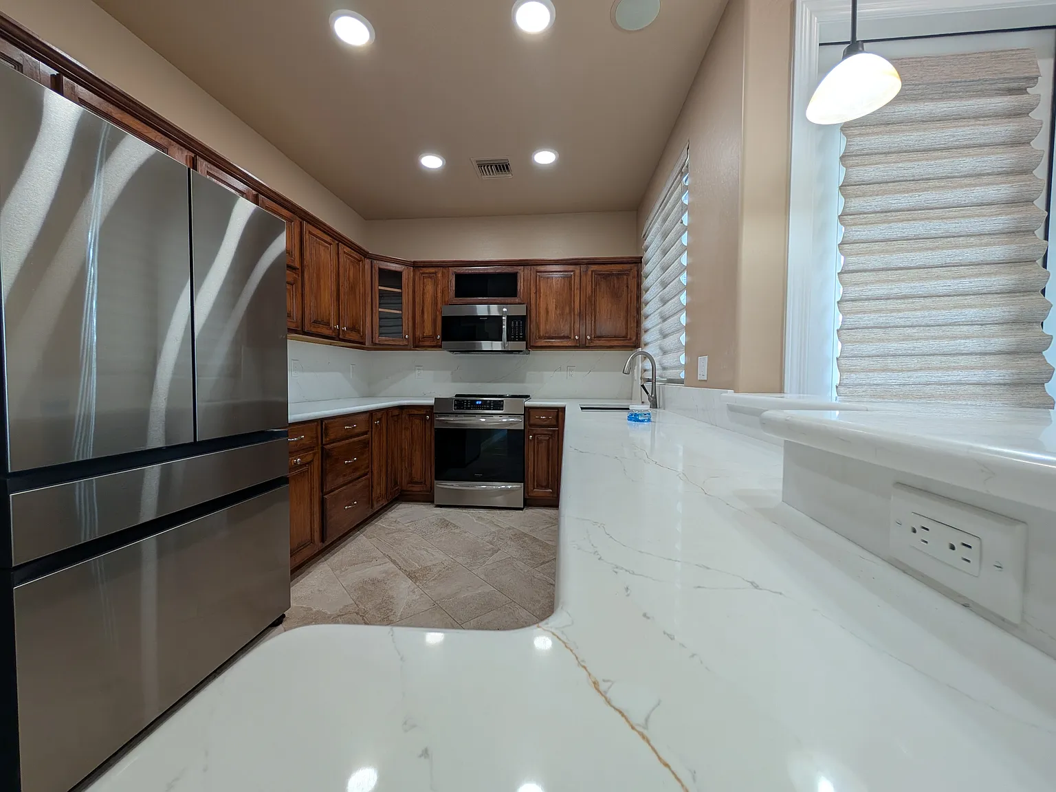 3 bed, 3.5 bath, 2350 sqft, $3,200 — Photo 4