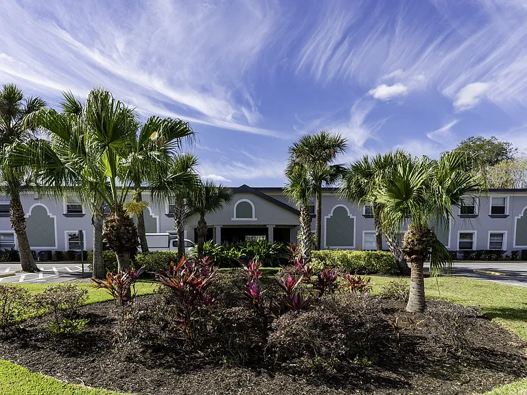 Palm Cove Apartments — Photo 18