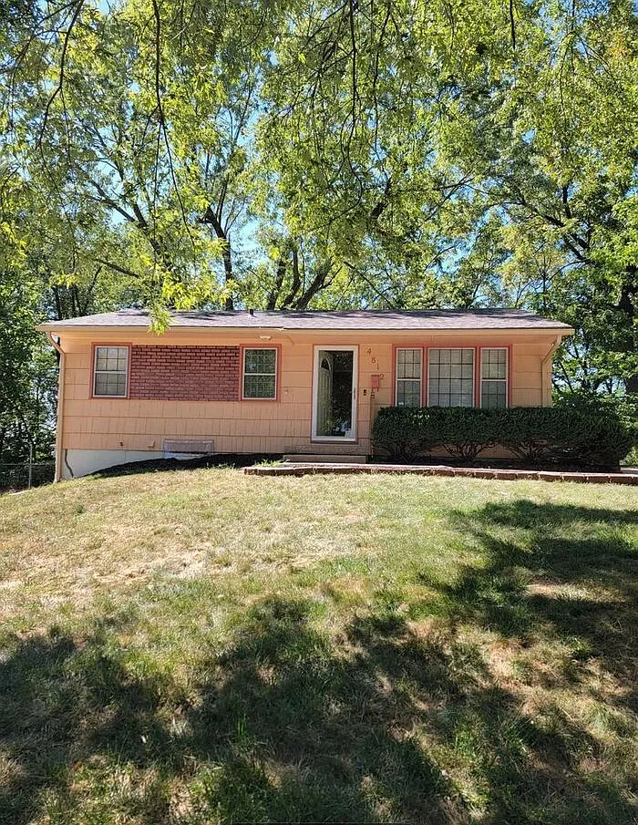 3 bed, 1.5 bath, 1600 sqft, $1,595 — Photo 1