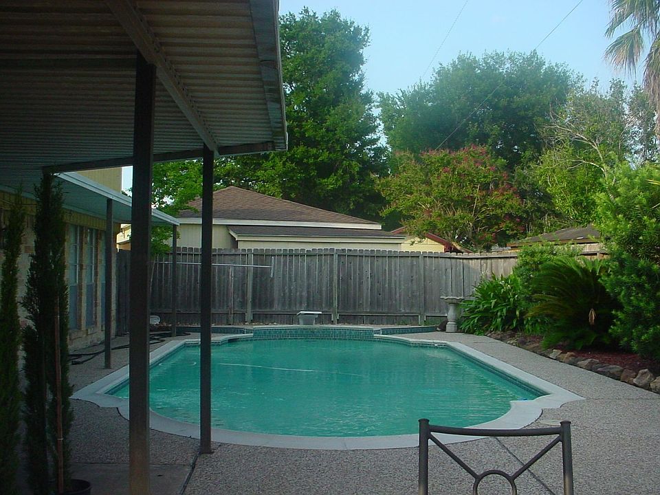 Gorgeous pool and covered patio