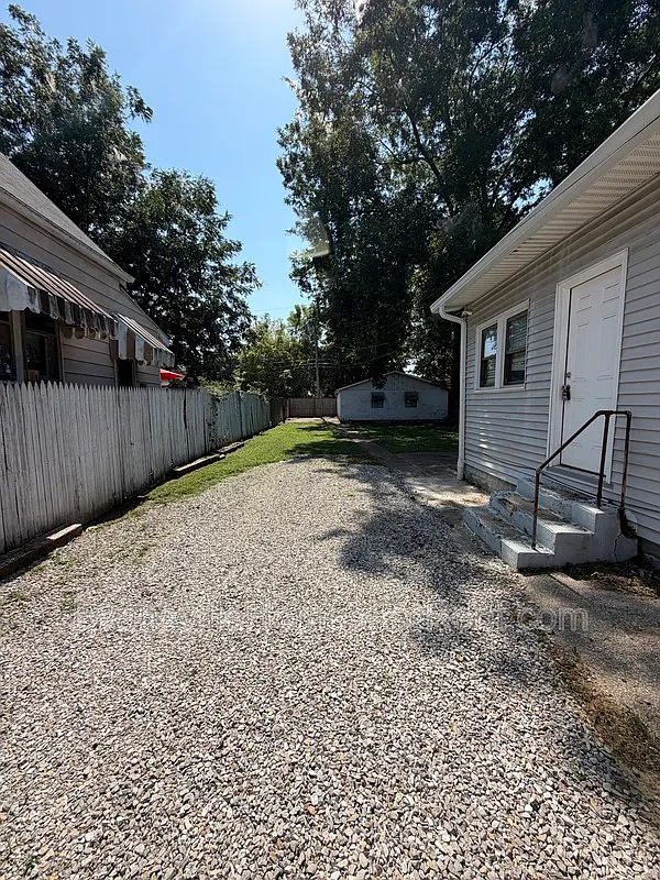 2 bed, 1.0 bath, $1,350 — Photo 3