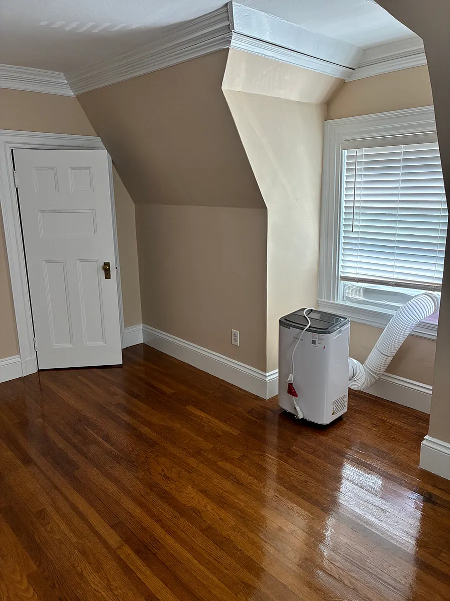bedroom - 131 Irving Ave #3