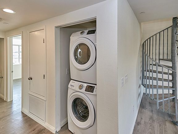 5th image of 407 N Ardmore Ave #302