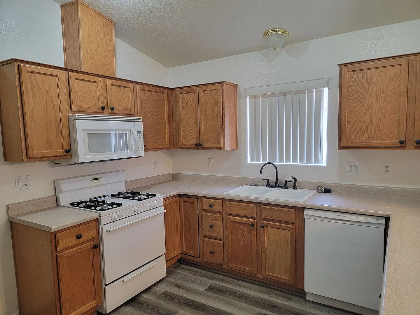 Newly Remodeled 3 Bedroom Home in Bullhead City — Photo 2