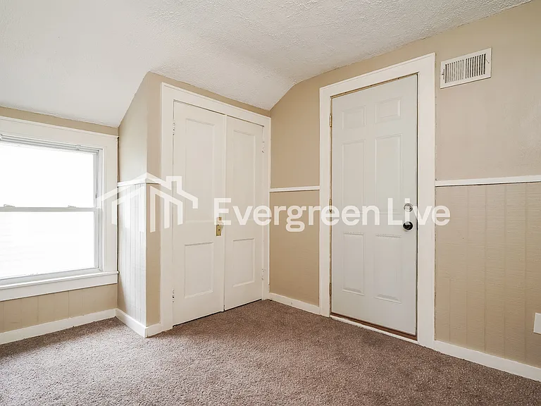 821 S 56th St — Photo 12