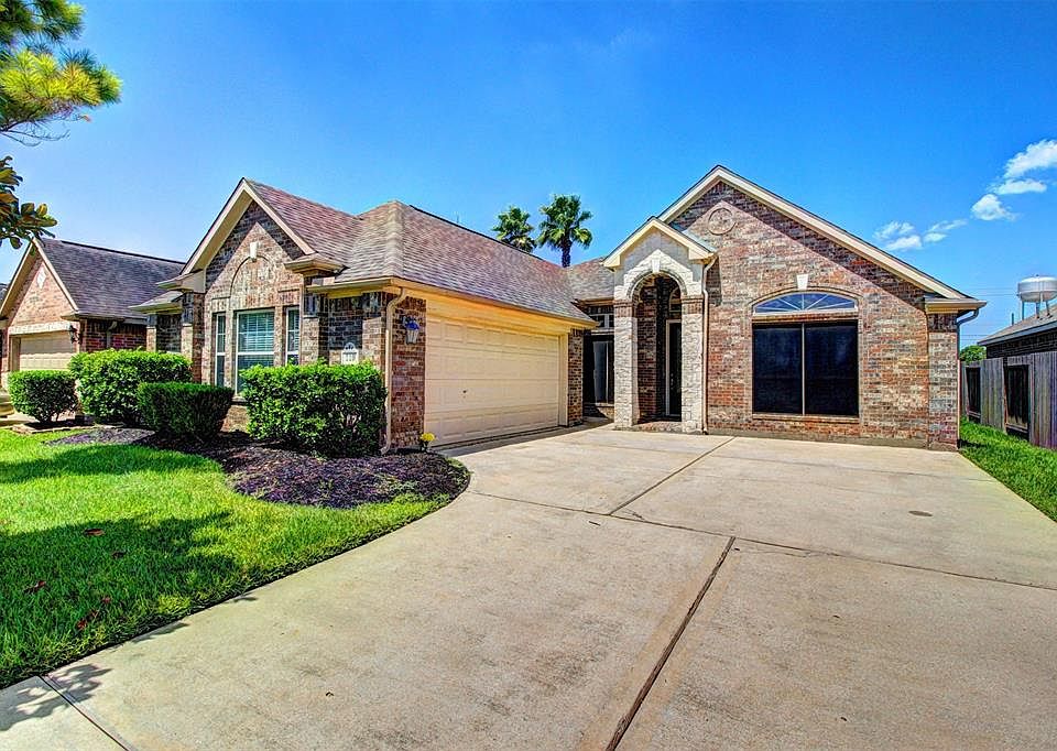 1st image of 110 Emerald Loch Ln