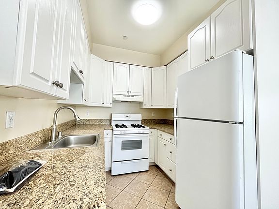 4th image of 22651 Del Valle St APT 6