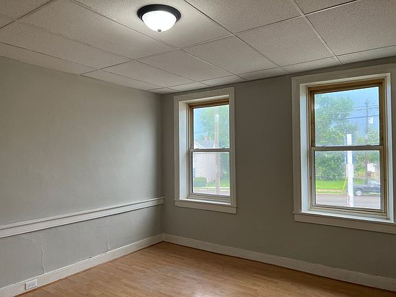 4th image of 111 Old Main St
