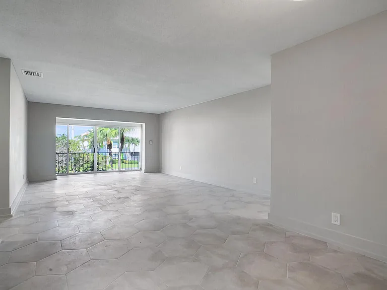 315 Venetian Dr #8 — Photo 11