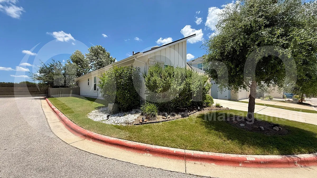 3 bed, 2.0 bath, 1271 sqft, $2,200 — Photo 3