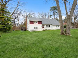 25 Maple St, Hauppauge, NY 11788