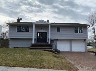 28 Sally Ln, Plainview, NY 11803