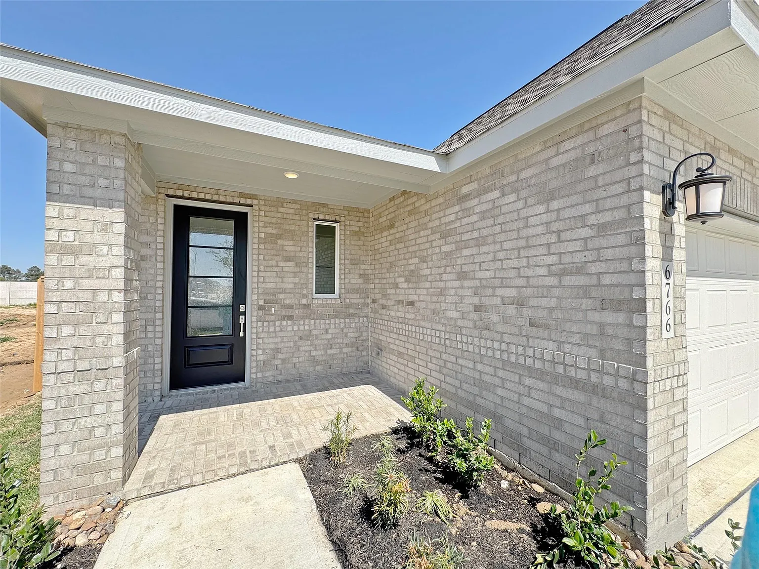4 bed, 2.0 bath, 1655 sqft, $2,195 — Photo 2