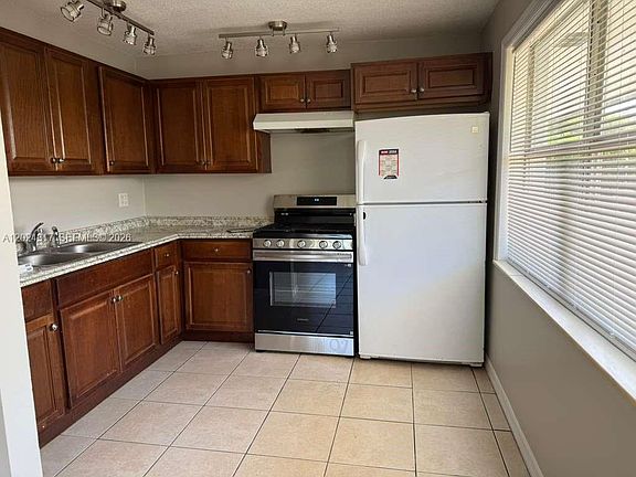 2nd image of 588 Holly Dr #B