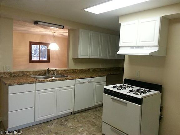 3rd image of 837 Marion St