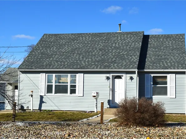 907 E 5th St, Vinton, IA 52349