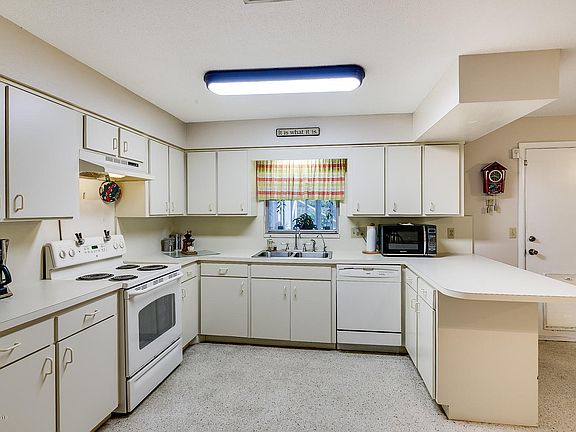4th image of 2539 Riviera Dr