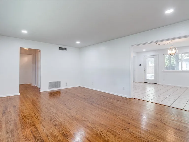 6418 E Lovers Ln — Photo 4