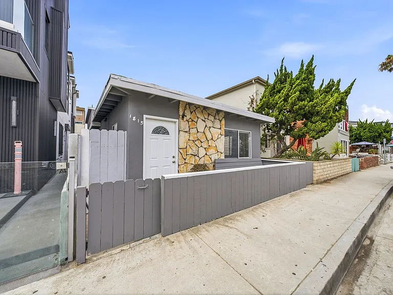 1815 W Balboa Blvd — Photo 1