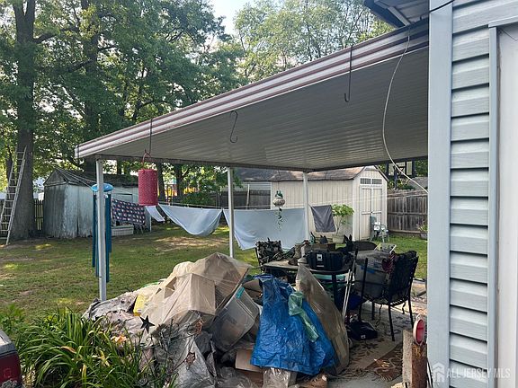 3rd image of 59 Idlewild Rd