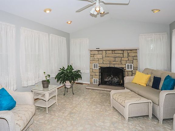 5th image of 684 Hillview Dr