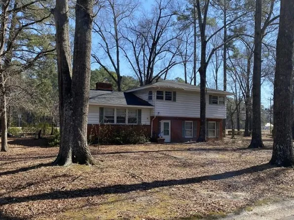 704 McNeill Dr, Laurinburg, NC 28352