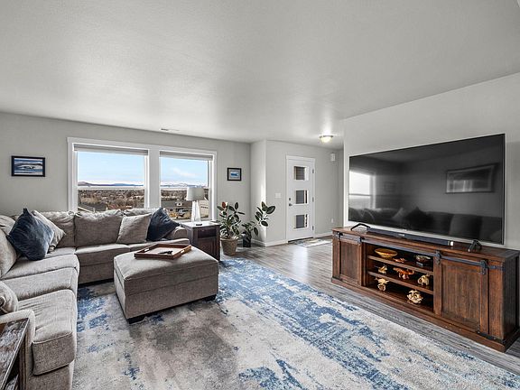 3rd image of 433 SE Larkspur Dr