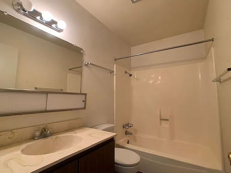 607 Emily St — Photo 4