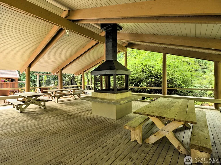 625 E Pointes Dr W — Photo 10