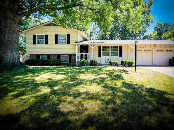 1921 SW 32nd St, Topeka, KS 66611
