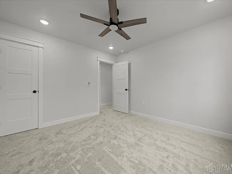 7442 N Paw St — Photo 8