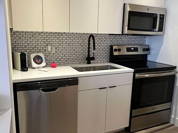 2nd image of 833 N Dearborn St #612