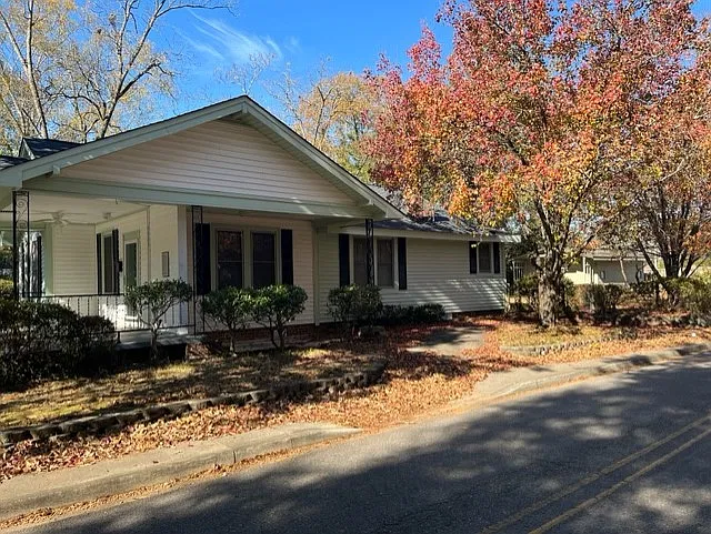 3 bed, 1.0 bath, 1523 sqft, $1,950 — Photo 2