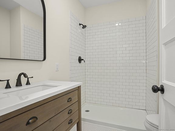 4th image of 99 Noble Ave