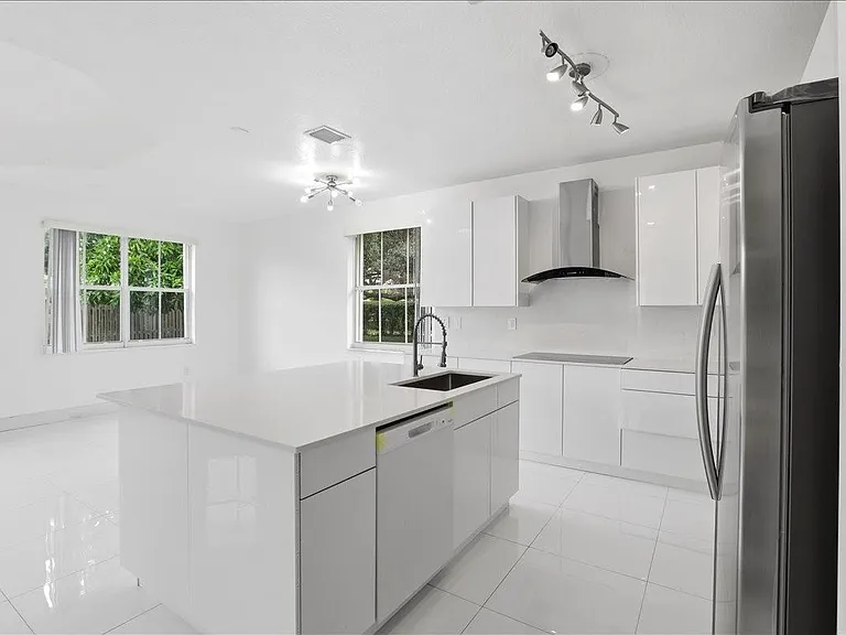 3802 SW 165th Ter — Photo 6