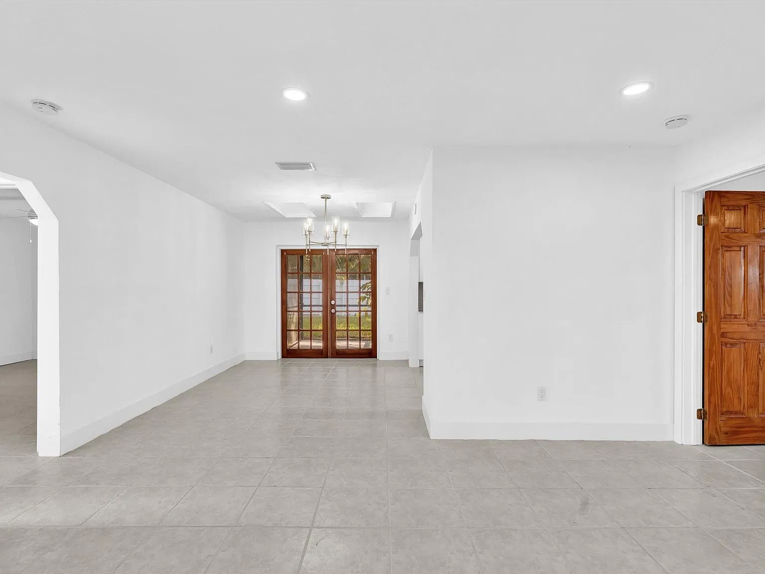 3 bed, 2.0 bath, 1218 sqft, $3,300 — Photo 4