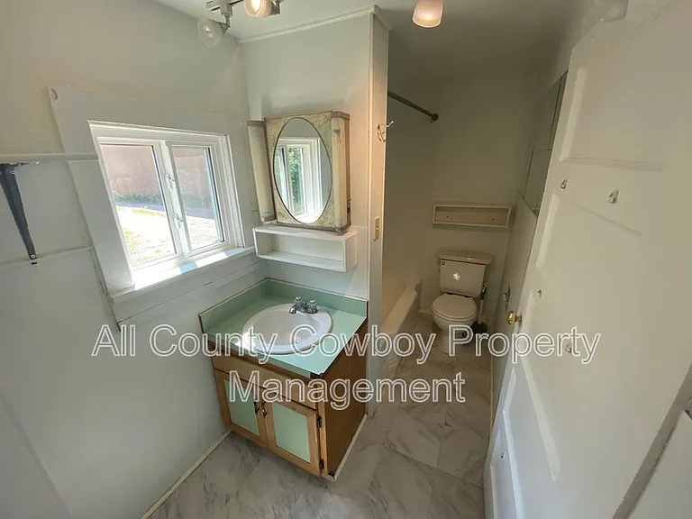 510 E Lewis St — Photo 5