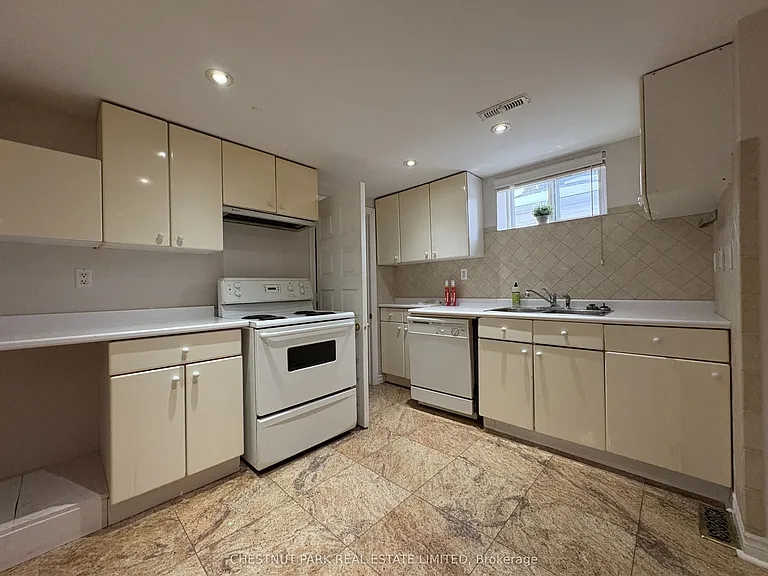 93 Surrey Ave — Photo 5